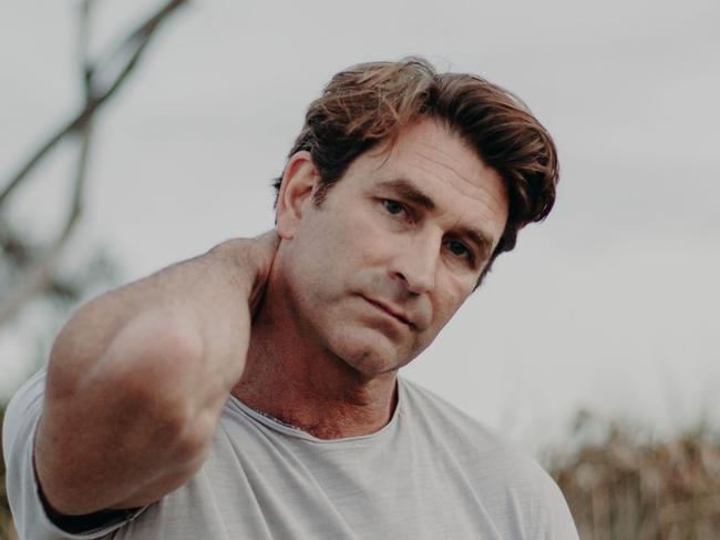 Pete Murray seriously injures himself as a contestant on SAS Australia, reality show.