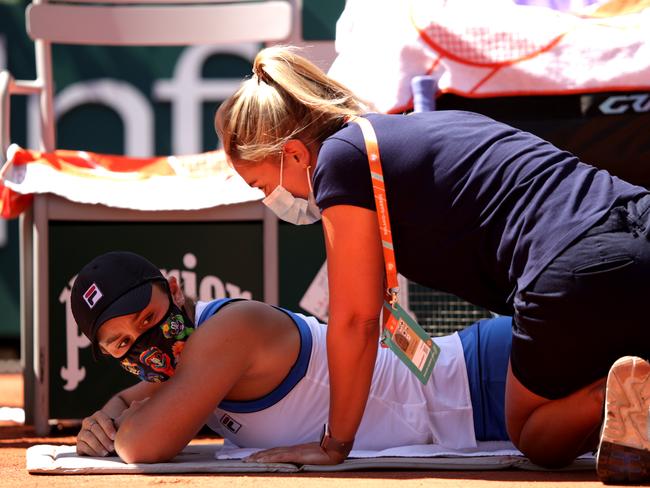 PARIS, FRANCE - JUNE 01: Ashleigh Barty of Australia is given medical treatment in their ladies first round match against Bernarda Pera of The United States during day three of the 2021 French Open at Roland Garros on June 01, 2021 in Paris, France. (Photo by Adam Pretty/Getty Images)