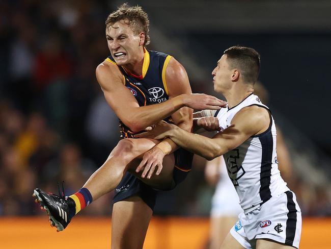 MELBOURNE . 13/04/2023.  AFL . Round 5. Gather Round. Adelaide vs Carlton at the Adelaide Oval.  Jordan Dawson of the Crows drives the crows inside 50 during the 1st qtr.   . Pic: Michael Klein