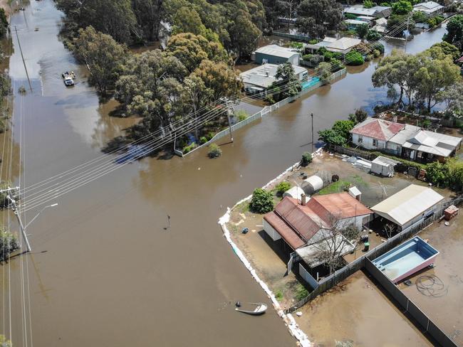 Echuca floods. Residents in the river side of the levee still have a fight on their hands as the flood water continues its slow creep up to peak. Aerial image of Goulburn Rd flood area.               Picture: David Caird