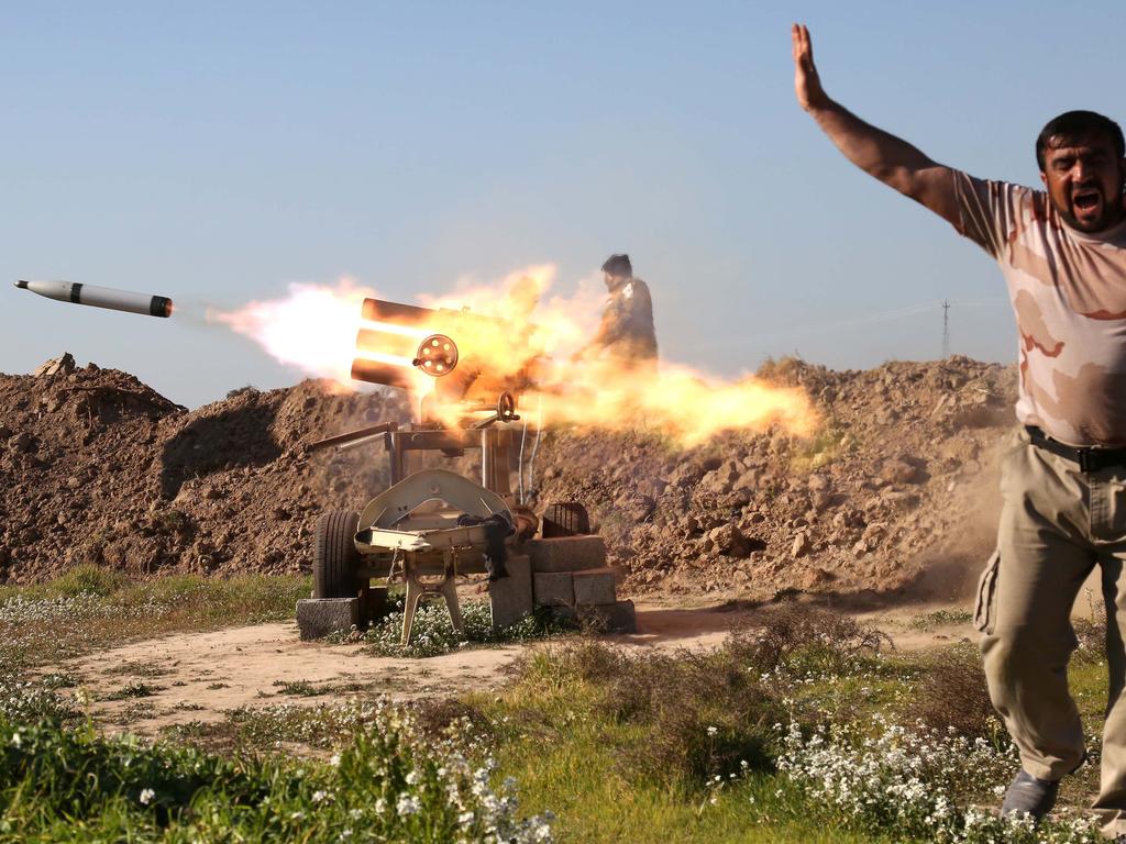A fighter from the pro-government Popular Mobilisation units covers his ears as he sets off a rocket launcher in the village of Taz Khurmatu, on the southern outskirts of the northern Iraqi city of Kirkuk, as they try to recpature the nearby village of al-Bashir from Islamic State (IS) group jihadists on February 16, 2016. / AFP / Mohammed SAWAF