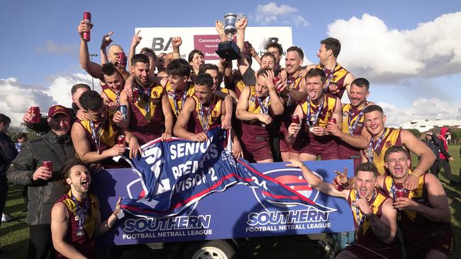 Murrumbeena lifts the 2024 cup. Picture: Valeriu Campan