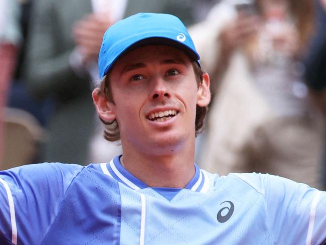 TOPSHOT - Australia's Alex De Minaur celebrates after winning against Russia's Daniil Medvedev at the end of their men's round of sixteen singles match on Court Suzanne-Lenglen on day nine of the French Open tennis tournament at the Roland Garros Complex in Paris on June 3, 2024. (Photo by ALAIN JOCARD / AFP)