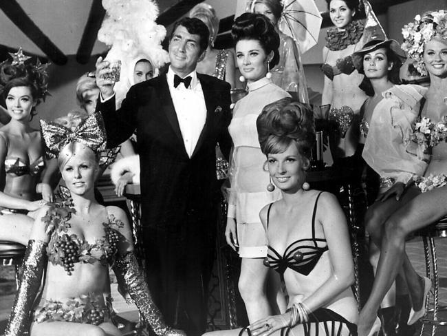 Entertainment : Actor & singer Dean Martin with Chorus Girls Used june 1994 Pic. Photo File Pic. File Photo