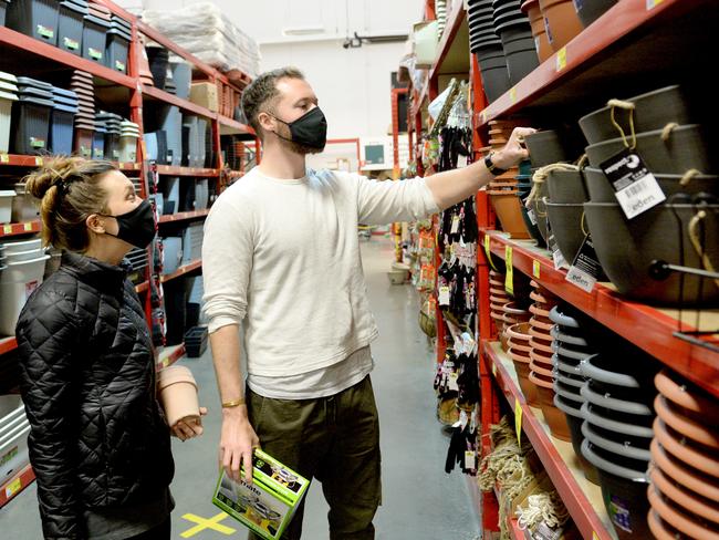 SYDNEY, AUSTRALIA - NewsWire Photos JULY 31. Shoppers at Bunnings in Alexandria, As the  Woolworths Group begins encouraging shoppers to wear masks throughout their stores, Friday, July 31, 2020.Picture: NCA NewsWire / Jeremy Piper