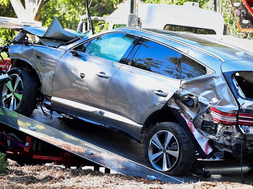 A tow truck recovers the vehicle driven by golfer Tiger Woods in Rancho Palos Verdes, California. (Photo by Frederic J. BROWN / AFP)