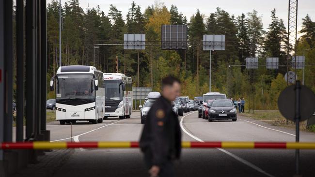 Vehicles queue to cross the border from Russia to Finland at the Vaalimaa border crossing point, in Virolahti, Finland on September 23, 2022. - Helsinki announced on September 23 that it would "significantly restrict the entry of Russian citizens," after Finland saw an influx over its eastern border following Russia's mobilisation orders. (Photo by Sasu Makinen / LEHTIKUVA / AFP) / Finland OUT