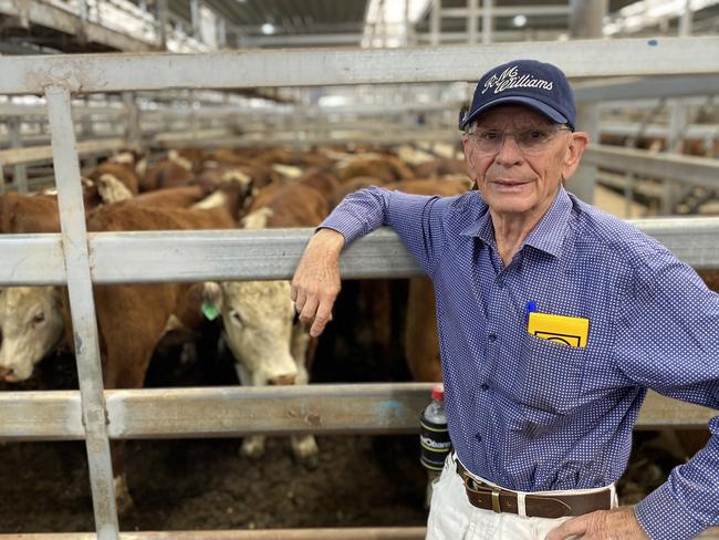 Ian Wilson from Ruglen Herefords, Bungowannah, NSW, paid $1080 for 377kg Hereford steers, or 286c/kg at the Wodonga store cattle sale.
