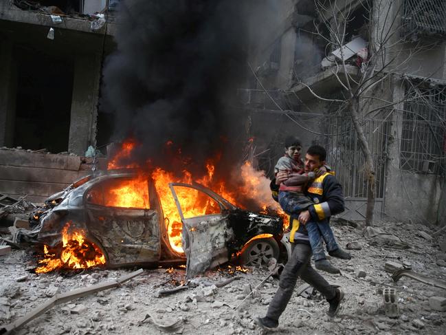 A Syria Civil Defence member carries a wounded child in the besieged town of Hamoria, Eastern Ghouta, in Damascus, Syria Janauary 6, 2018. REUTERS/ Bassam Khabieh     TPX IMAGES OF THE DAY - RC1107A31B50