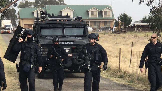 Bonnie Brook police operation: Armed police surround Plumpton Rd home ...