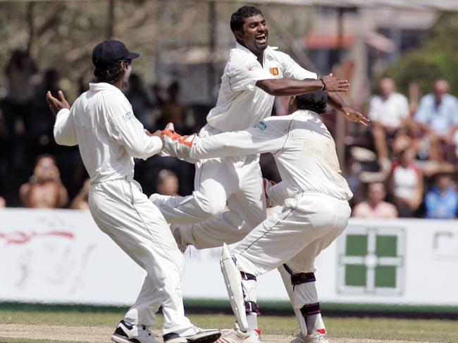 Muralitharan celebrates breaking Warne’s record for most Test wickets