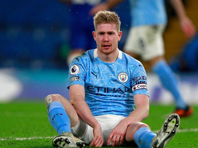 Manchester City's Belgian midfielder Kevin De Bruyne looks on during the English Premier League football match between Chelsea and Manchester City at Stamford Bridge in London on January 3, 2021. (Photo by Ian Walton / POOL / AFP) / RESTRICTED TO EDITORIAL USE. No use with unauthorized audio, video, data, fixture lists, club/league logos or 'live' services. Online in-match use limited to 120 images. An additional 40 images may be used in extra time. No video emulation. Social media in-match use limited to 120 images. An additional 40 images may be used in extra time. No use in betting publications, games or single club/league/player publications. /