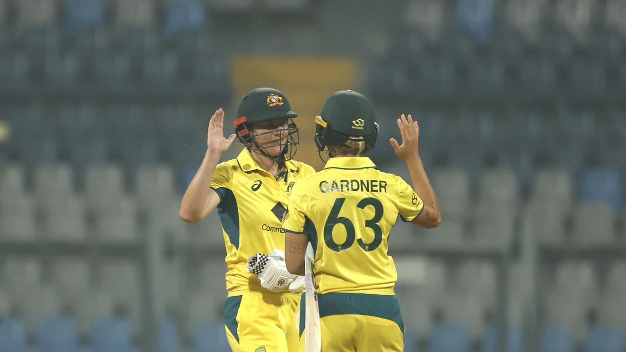 Tahlia McGrath and Ashleigh Gardner hit the winning runs. Photo by Pankaj Nangia/Getty Images.