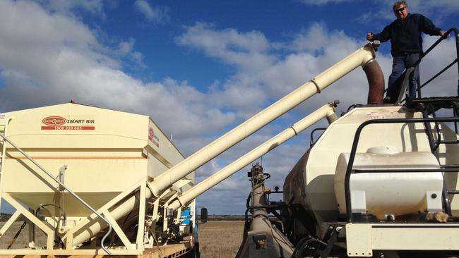 Quick and easy: The Conquest Smart Bin is available with either two or three augers for faster unloading.