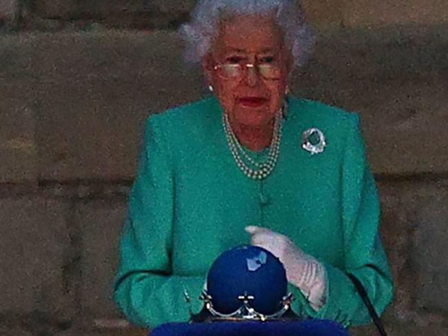 Magical moment as Queen lights beacon at Windsor