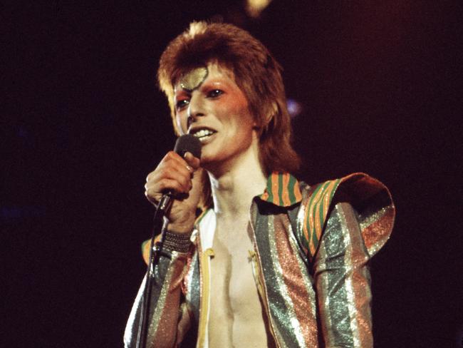 David Bowie (1947 - 2016) performs on stage on his Ziggy Stardust/Aladdin Sane tour in London, 1973. (Photo by Michael Putland/Getty Images)