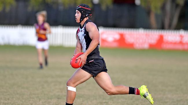 Morningside goes for a run. QAFL game between Morningside and Palm Beach Currumbin. Saturday May 22, 2021. Picture, John Gass