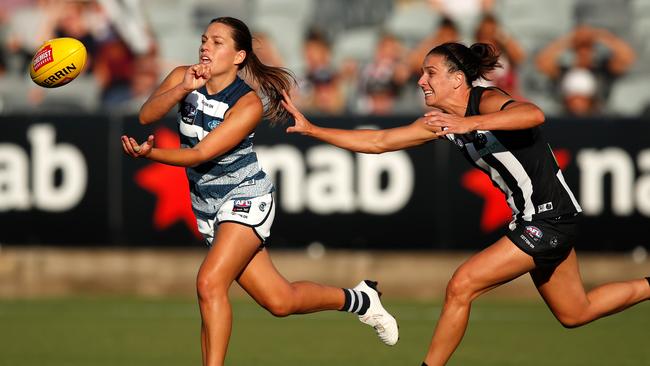 Danielle Orr of the Cats gets clear of Collingwood’s Ash Brazill.