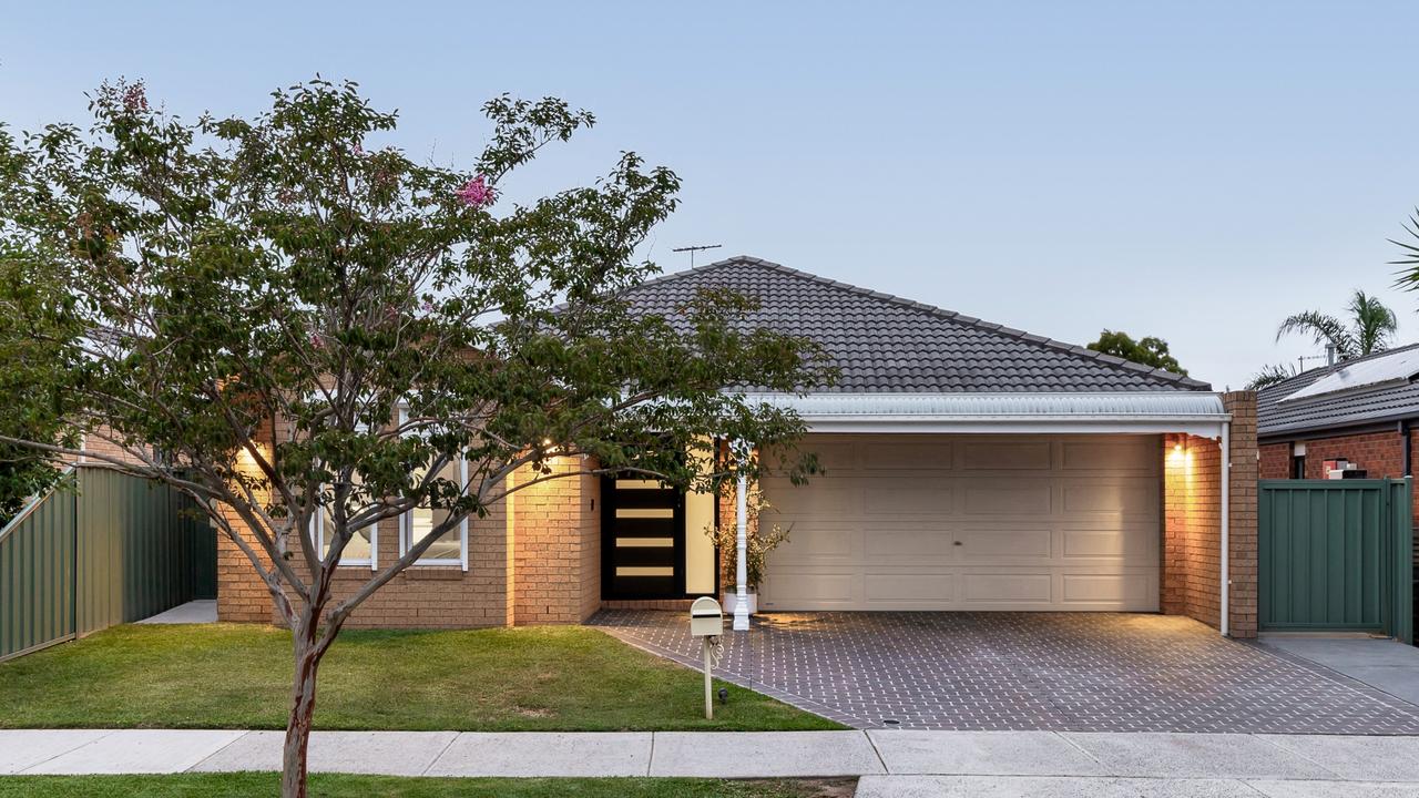 27 Chelsworth Loop, Craigieburn sold under the hammer.