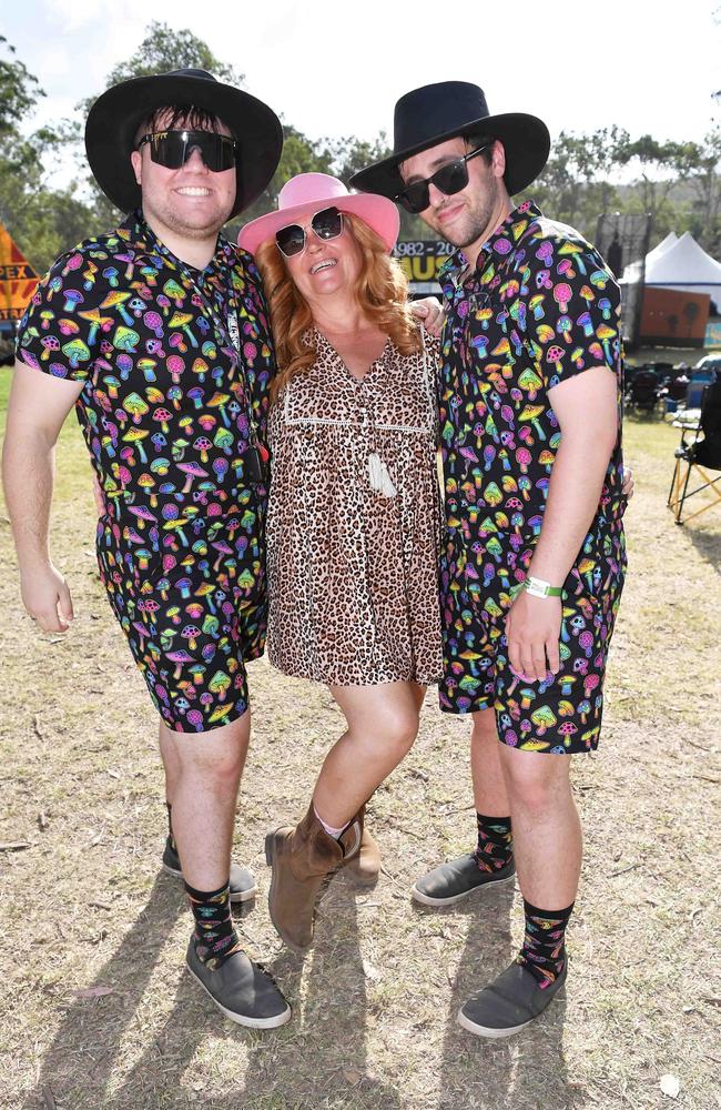 Mackenzie and Kanzey Pratt with Richard Basile at the Gympie Music Muster. Picture: Patrick Woods.