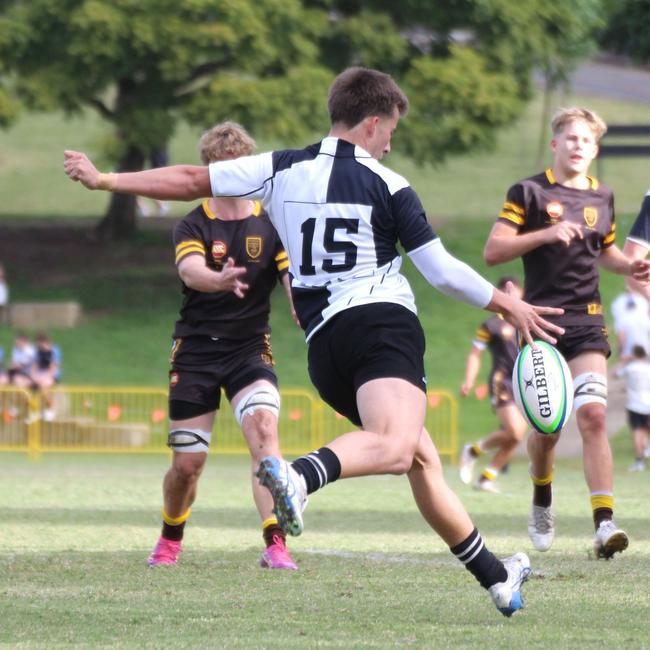 Max Bolton boots the ball down field in round 2.