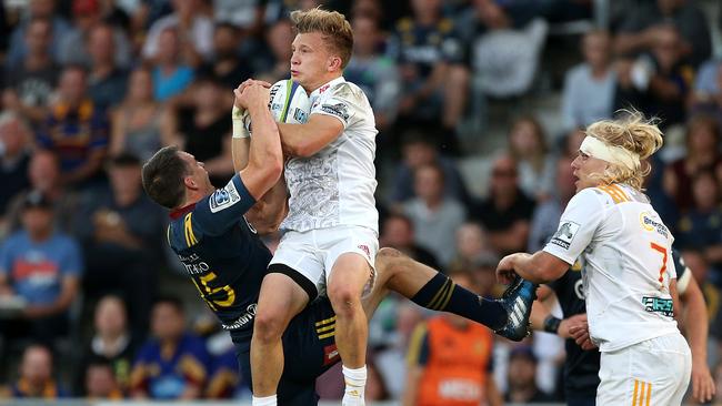 Ben Smith of the Highlanders and Damian McKenzie of the Chiefs compete for a high ball.