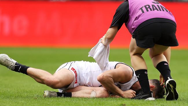 Williams receives attention from the trainer after his latest setback. Picture: Mark Kolbe/Getty Images