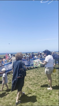 Israeli supporters fly kites in Dover Heights