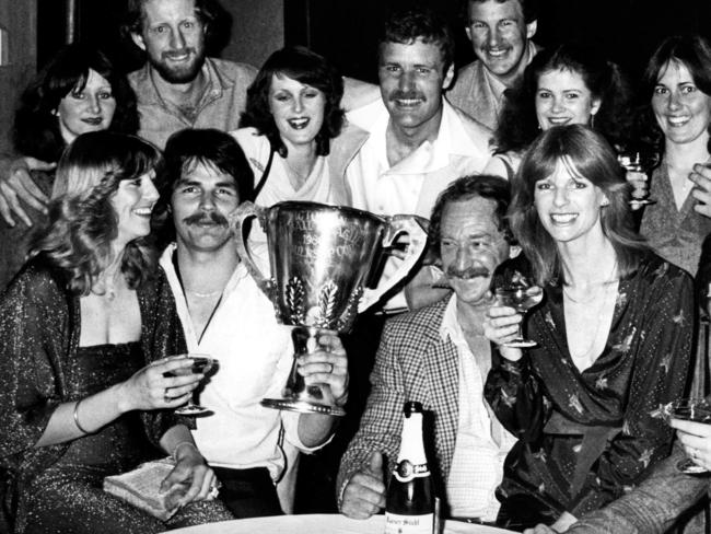 Richmond coach Tony Jewell and his wife Marg with his victorious 1980 premiership players and wives.