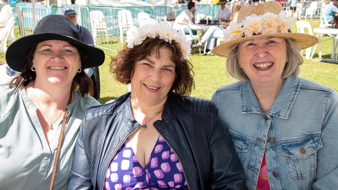 Lynndell Tulk, Louvaine Wilson and Maria Barrett. Festival of Food and Wine, Queens Park, Toowoomba Carnival of Flowers. Saturday September 10, 2022 Picture: Bev Lacey