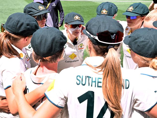 A, yssa Healy speaks to her players before the start of the women’s Ashes Test.