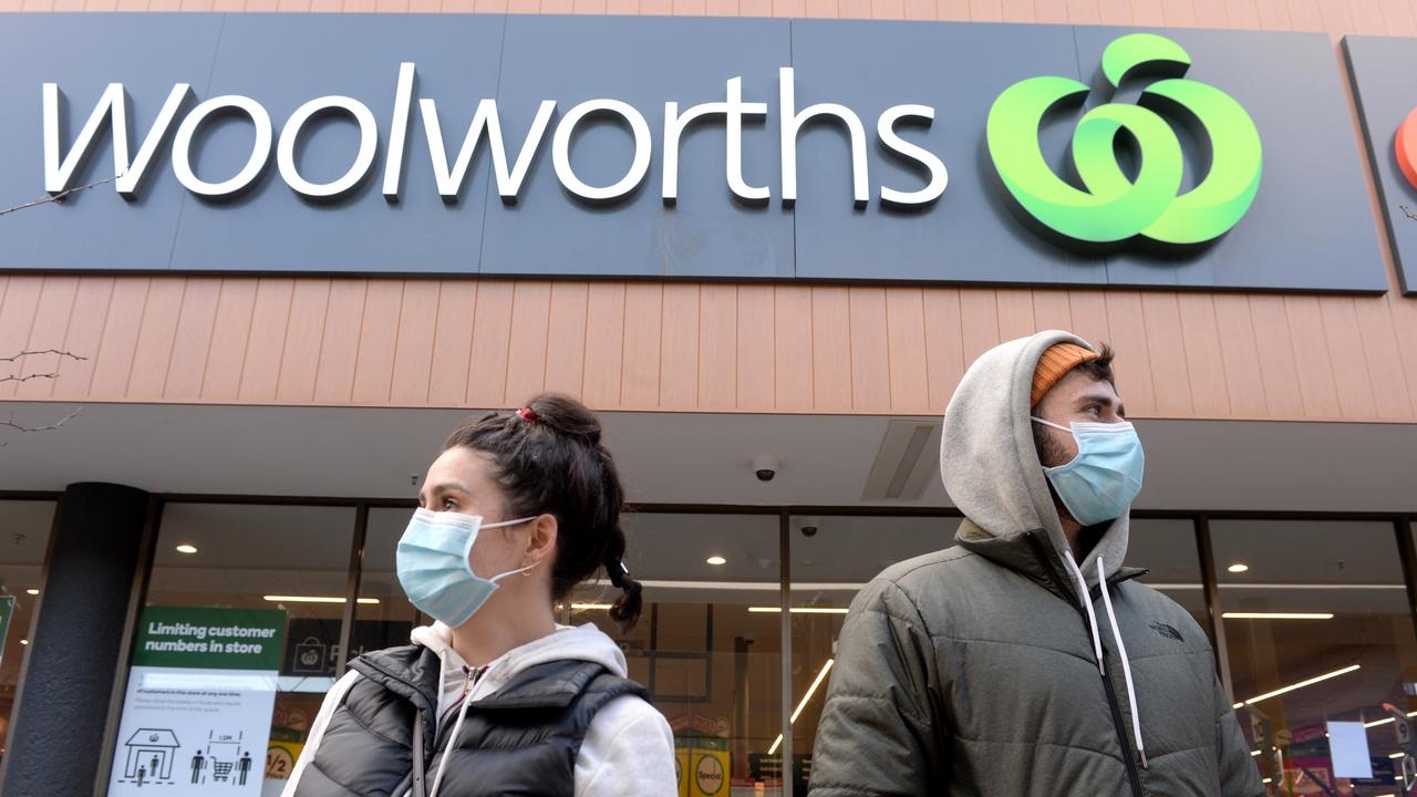 Woolworths requires its customers to wear masks or be refused entry. Picture: NCA NewsWire / Andrew Henshaw