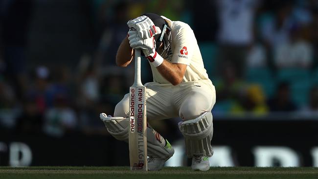 SYDNEY, AUSTRALIA - JANUARY 04:  Joe Root of England looks dejected after being dismissed by Mitchell Starc of Australia during day one of the Fifth Test match in the 2017/18 Ashes Series between Australia and England at Sydney Cricket Ground on January 4, 2018 in Sydney, Australia.  (Photo by Ryan Pierse/Getty Images)