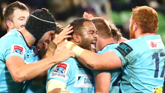 MELBOURNE, AUSTRALIA - MAY 31: Chris Talakai of the Waratahs, Bernard Foley of the Waratahs and their teammates celebrates after the full time siren and winning the round 16 Super Rugby match between the Rebels and the Waratahs at AAMI Park on May 31, 2019 in Melbourne, Australia. (Photo by Scott Barbour/Getty Images)