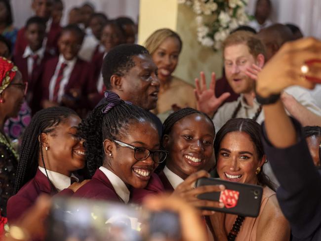 Meghan posed for selfies with the schoolkids. Picture: Sodiq Adelakun/AFP