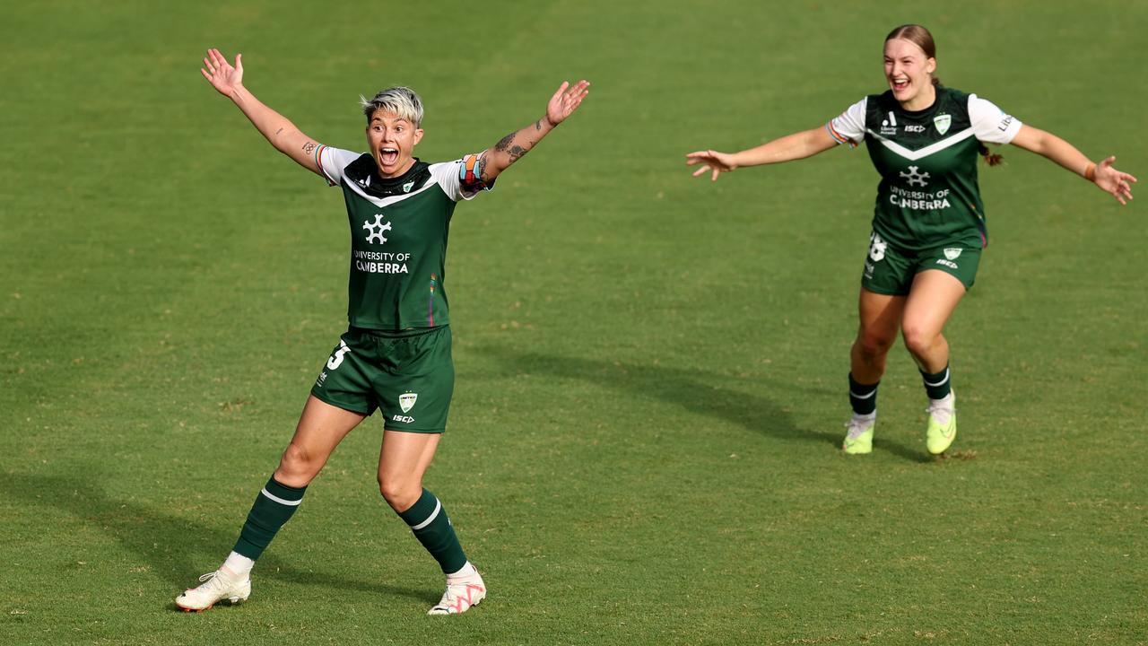 Michelle Heyman (left) has earned a recall to the Matildas. (Photo by Brendon Thorne/Getty Images)