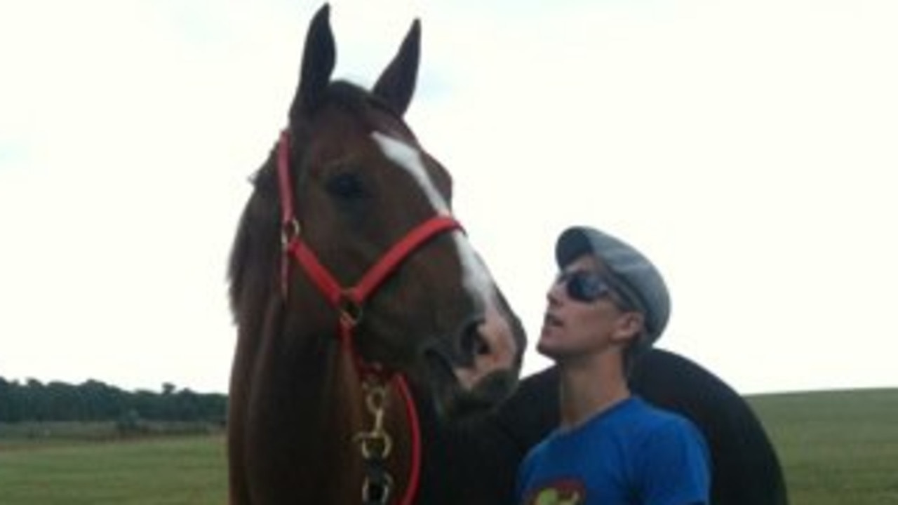 Jockey Tye Angland mit Alvertas Rennpferd auf der Newmarket Racecourse in Newmarket in England.