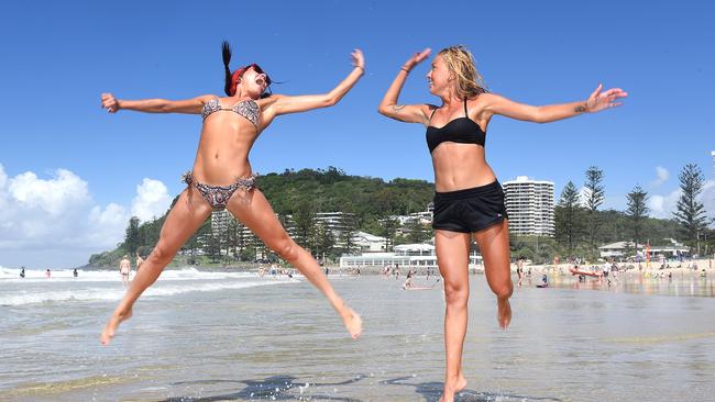 Sandra Jonsson, 25, and Amanda Lanetoft, 26, both from Sweden, love Burleigh Heads beach. (AAP image, John Gass)