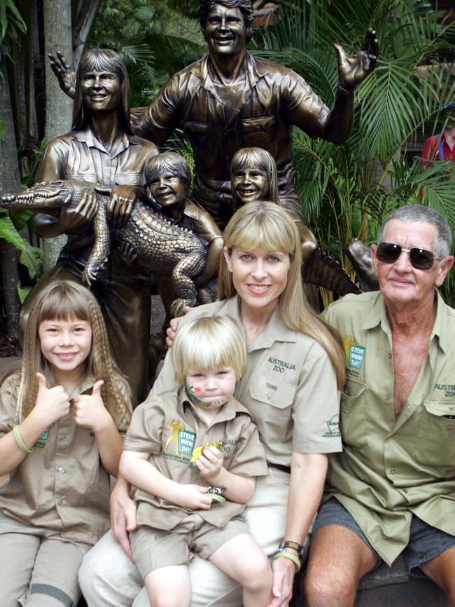 Bindi Irwin , Robert Irwin &amp; Terri Irwin and grandfater Bob Irwin with the tribute to Steve Irwin at Australia Zoo