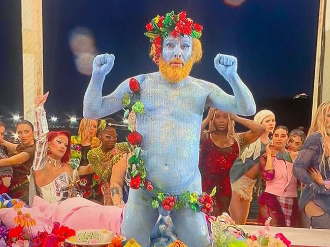 The speechless moment of the opening ceremony came when Gédéon, a French artist, embodied the Greek God Dionysus covered in blue paint and covered with strings of flowers and fruit.