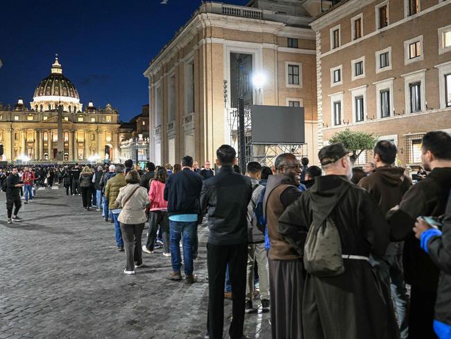 People queue to pay their respects to late Pope Francis as his body lies in state, with St Peterâs Basilica viewed in the background on Via della Conciliazione in Rome, on April 23, 2025. Tens of thousands of mourners began saying their last goodbyes to Pope Francis at St Peter's Basilica Wednesday, as the body of the late Argentine pontiff began three days of lying in state. (Photo by Stefano Rellandini / AFP)