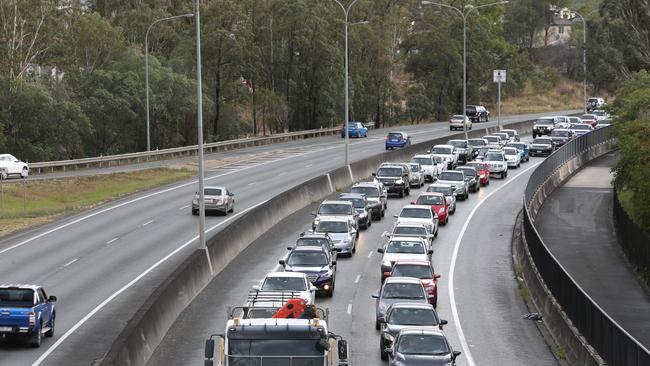 BCM News. Traffic on the Centenary Highway - inbound at Jindalee.