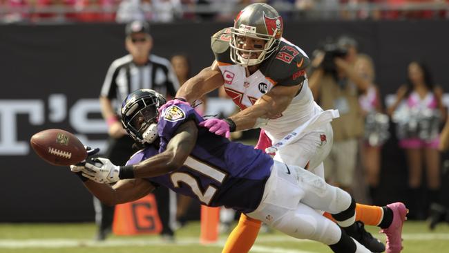 Baltimore Ravens cornerback Lardarius Webb breaks up a pass.