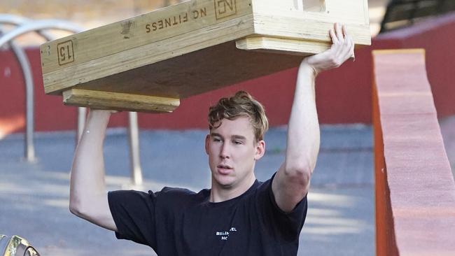 Tom Lynch carrying a large piece of wood must be some kind of SuperCoach metaphor.