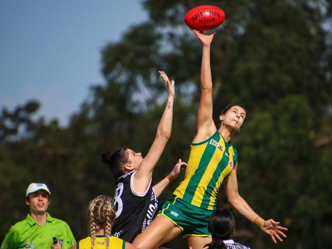 Jasmyn Hewett gets another hitout for PINT. Picture: Celina Whan AFLNT/Media