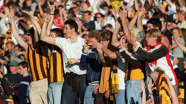 Footy fans farewell Waverley Park in 1999.