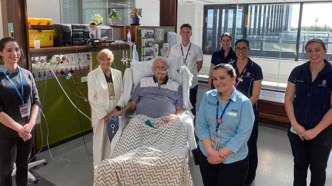 Richard Misior with Gold Coast University Hospital staff after leaving intensive care following a 77-day battle with COVID-19 related pneumonia. Picture: Gold Coast Health.