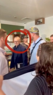 Anthony Albanese heckled in Darwin cafe