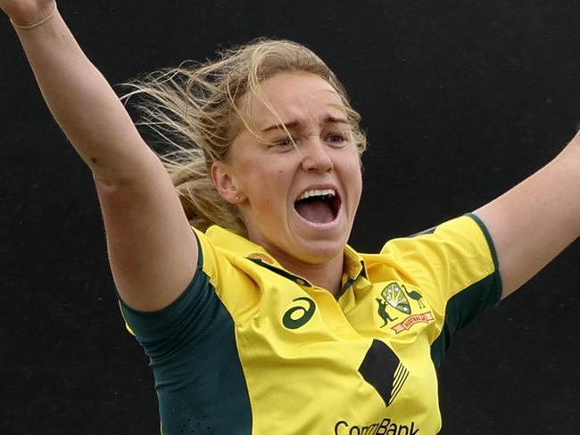 MELBOURNE, AUSTRALIA - OCTOBER 14: Kim Garth of Australia appeals for the wicket of Hayley Matthews of the West Indies  during game three of the Women's One Day International series between Australia and West Indies at Junction Oval on October 14, 2023 in Melbourne, Australia. (Photo by Martin Keep/Getty Images)