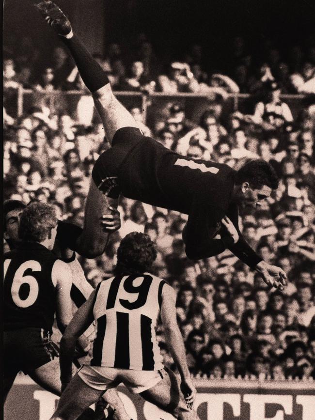 JULY 1988 - NEG NO: 880702/264. Carlton vs Collingwood. Carlton's Stephen (Steve) Silvagni takes one of the most dramatic marks (mark) in football history. a/ct /football marks /vfl /afl